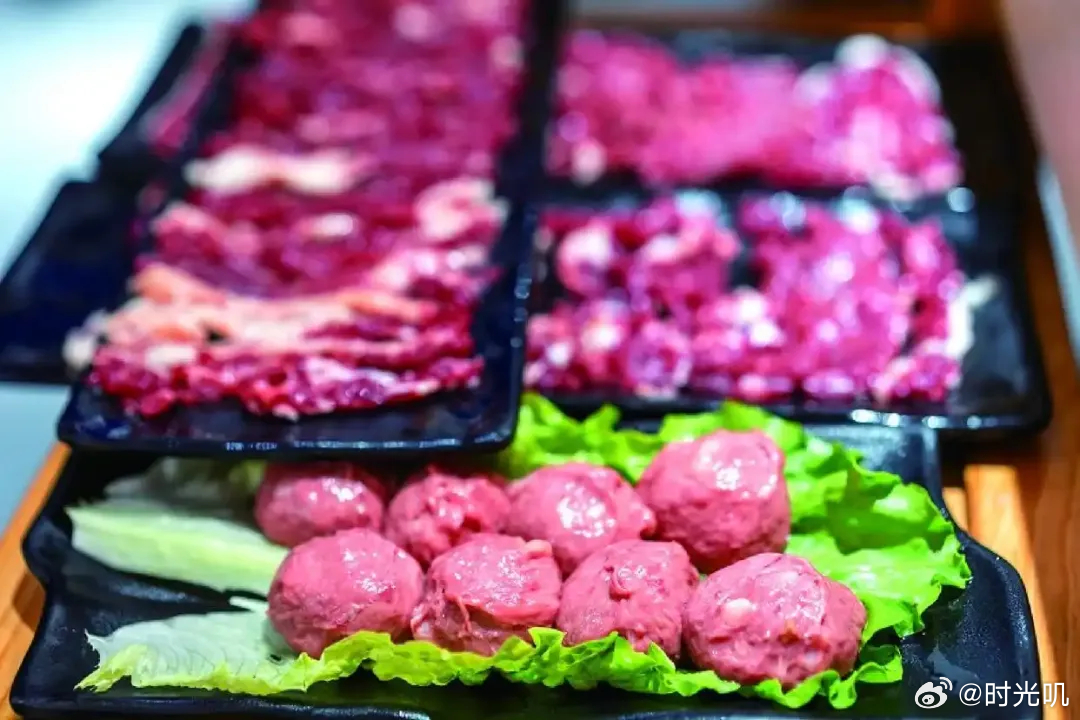 你买的牛肉丸主料可能是鸡肉市面上牛肉丸执行的行业标准仅要求牛肉含量≥8%即可，不