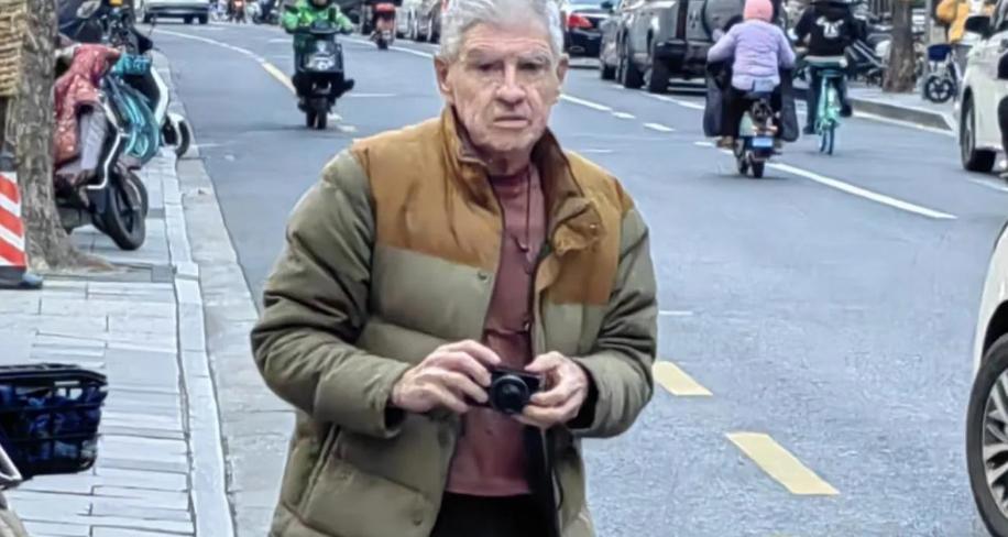 李安评价王家卫的言论，并非有意针对，而是有其合理之处。王家卫的成名，并非依靠曲折