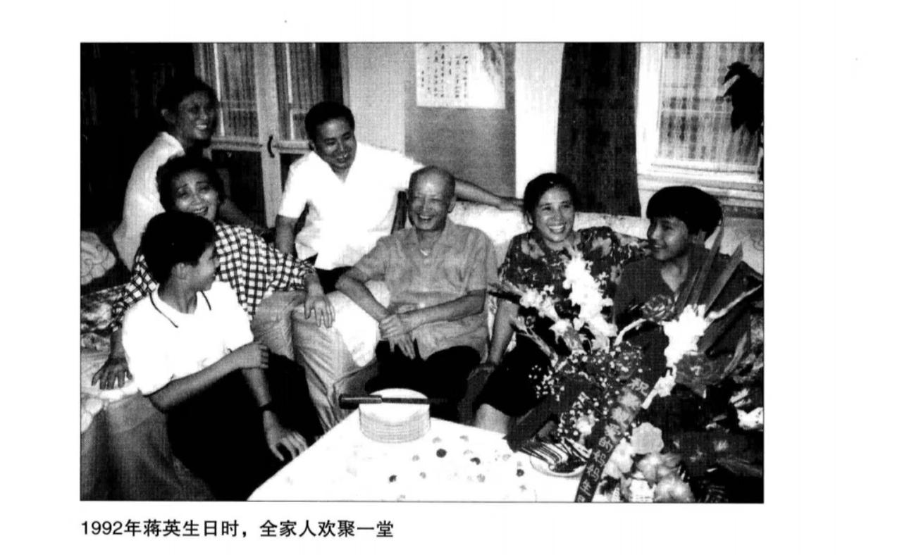 没想到两弹一星元勋钱学森的夫人过73岁大寿，连个饭店都没订？这张1992年的老照