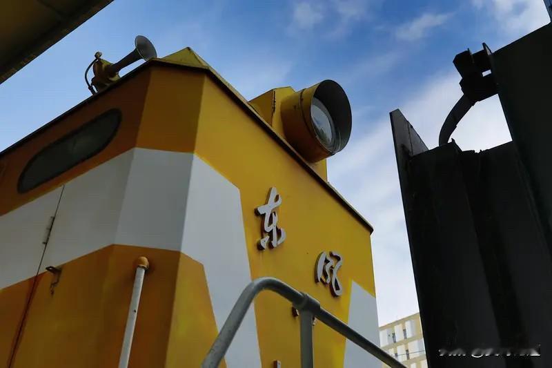 任何人都是东风，
可以借力，不能依靠。
人生路上，总有人能为你撑一程伞，引一段路