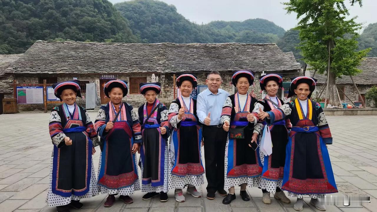 在安顺市镇宁县的高荡村，这座历经千载风雨的布依族古寨，石砌的老屋静默诉说着岁月的