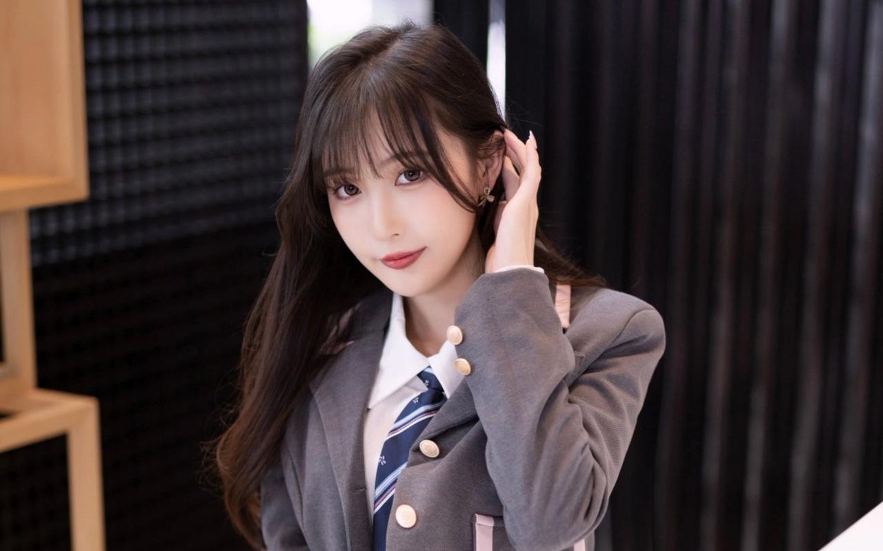 跟他同居有一个月了，被他折磨得死去活来，受不了了！我是空姐，跟他在飞机上认识的，