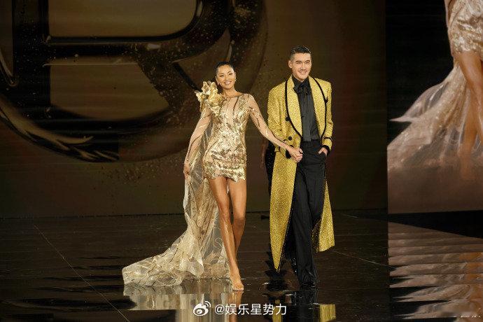 巴黎时装周因胡兵、瞿颖的合体而更具意义！中国初代超模组合时隔31年再度携手压轴走