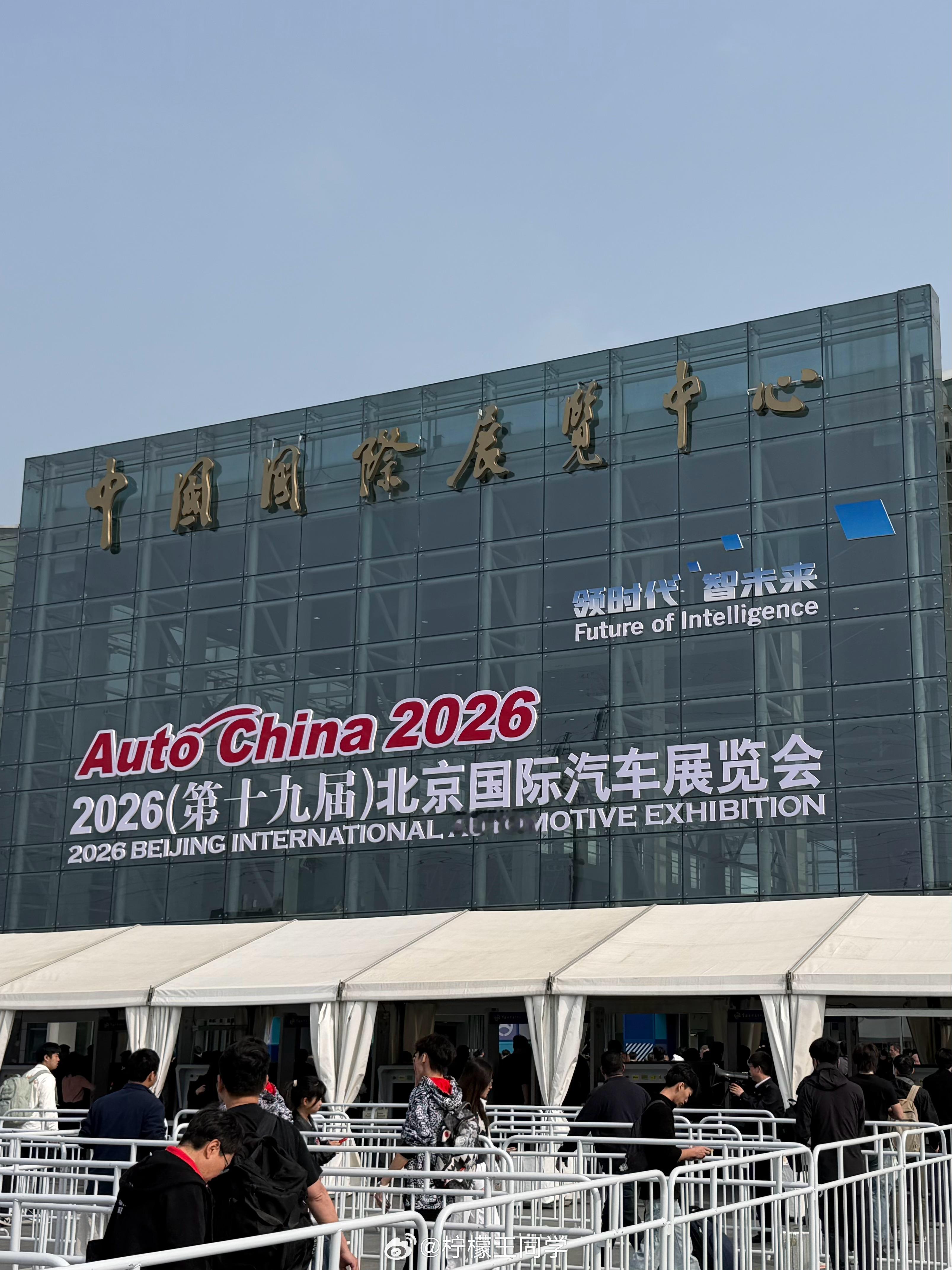 半小时的车程，在北京开了一个半小时，顺利到达北京车展现场，大家想看什么车？ 北京