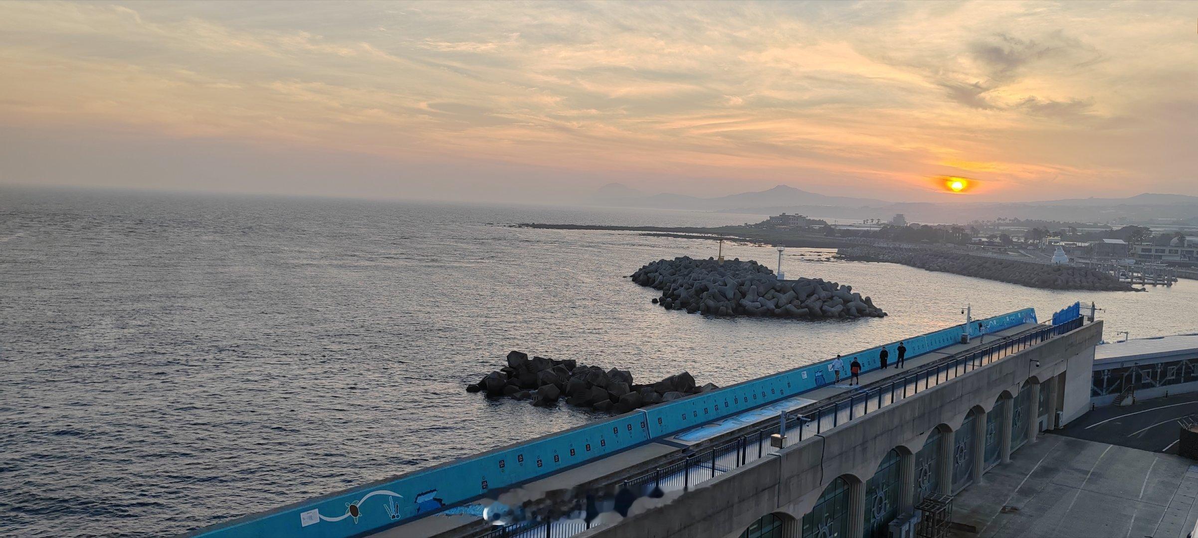 那些活得通透的人，从不会在琐事上与自己较劲。他们懂得分清生活的主次，明白哪些事情