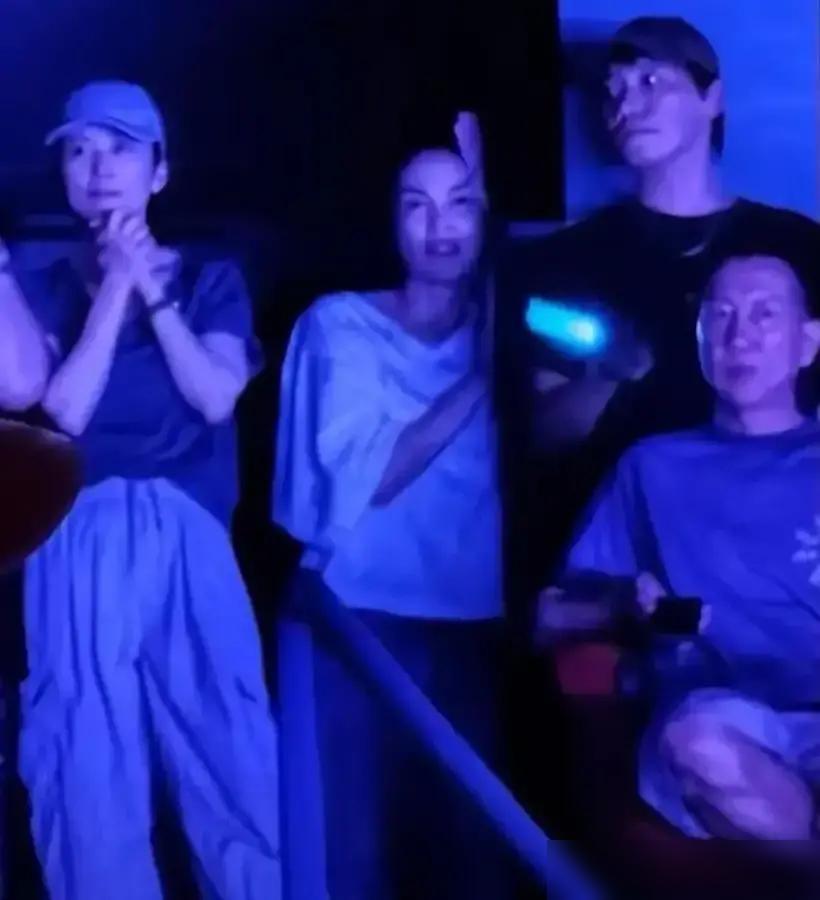 西安咸阳机场。
王菲，谢霆锋，十年后再次十指紧扣。

任拍。不躲。
第二天，谢霆
