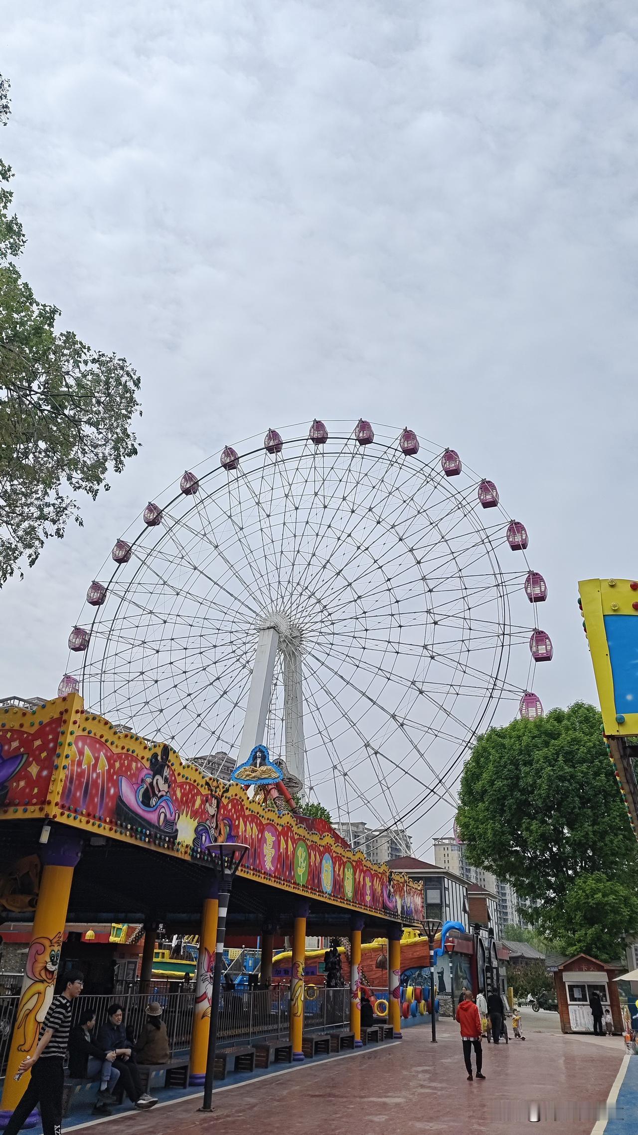 石家庄新华区，桥西区，其实挺适合居住的，公园多，配套好！
缺点就是，学校太多，上