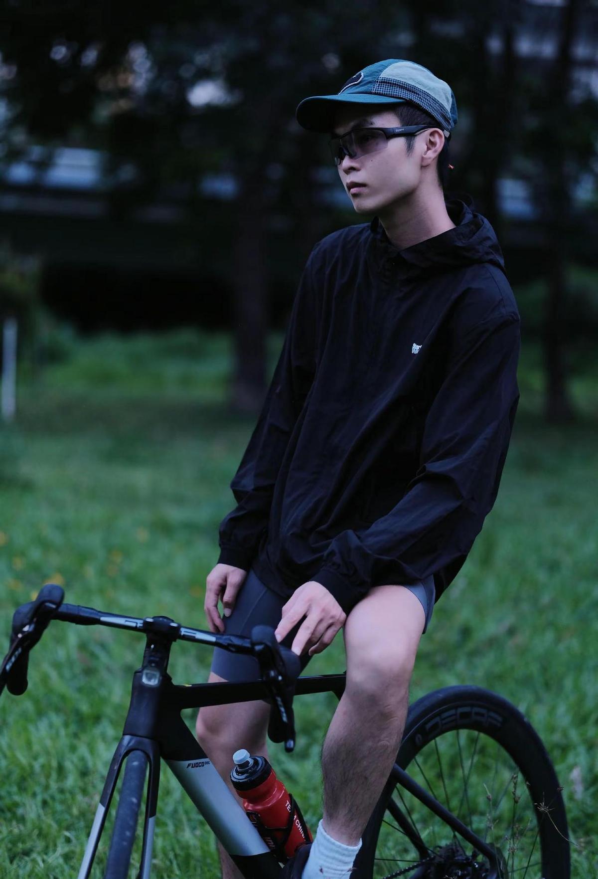 别只在梦里，骑出去就行。
赵雷的新歌，没哭没喊，就一句“别只在梦里”。
歌里有清