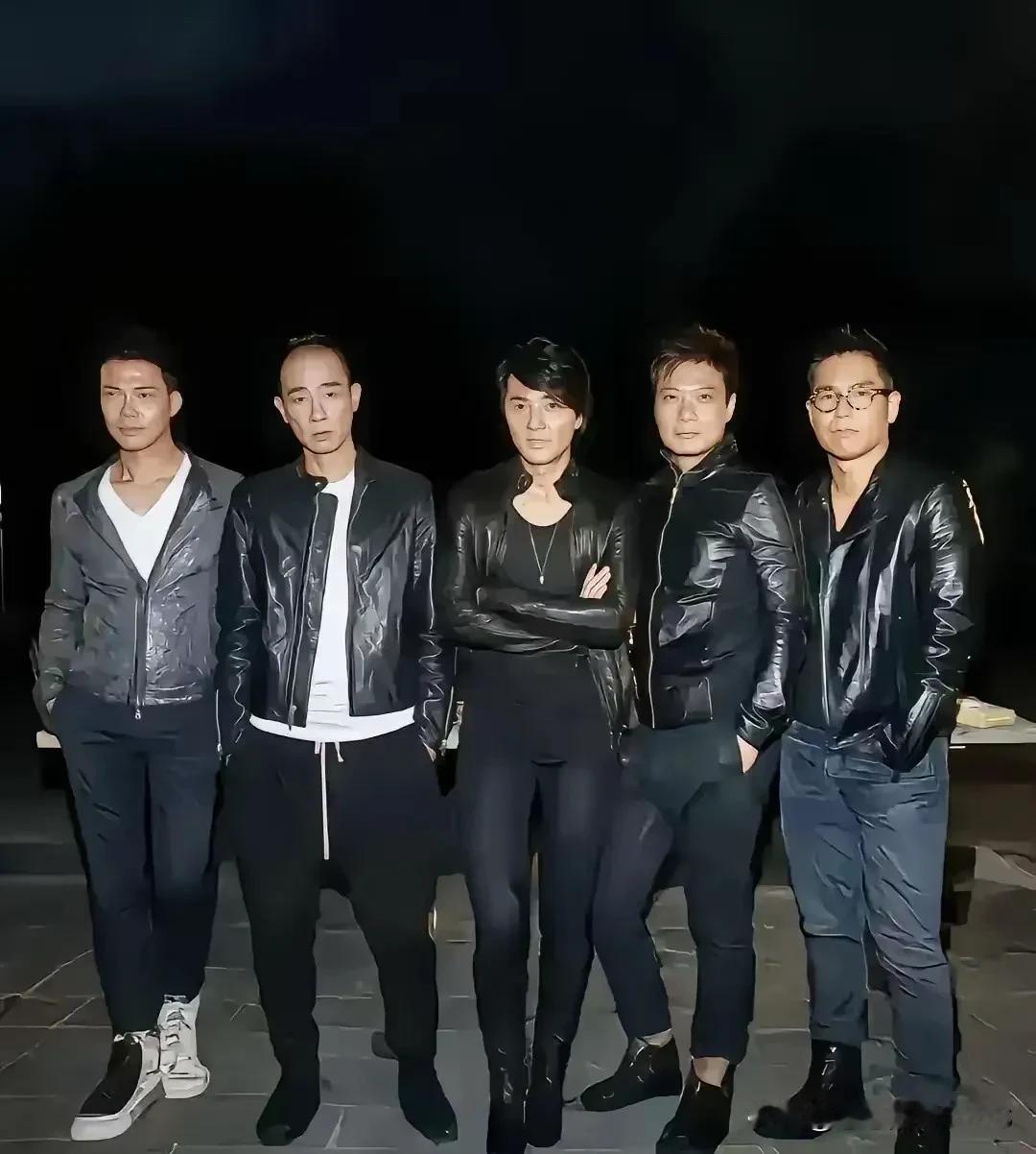 这相机拍得真不咋地，跟拍鬼片似的。陈小春看着还行，其他人咋都长得差不多高呢？钱嘉