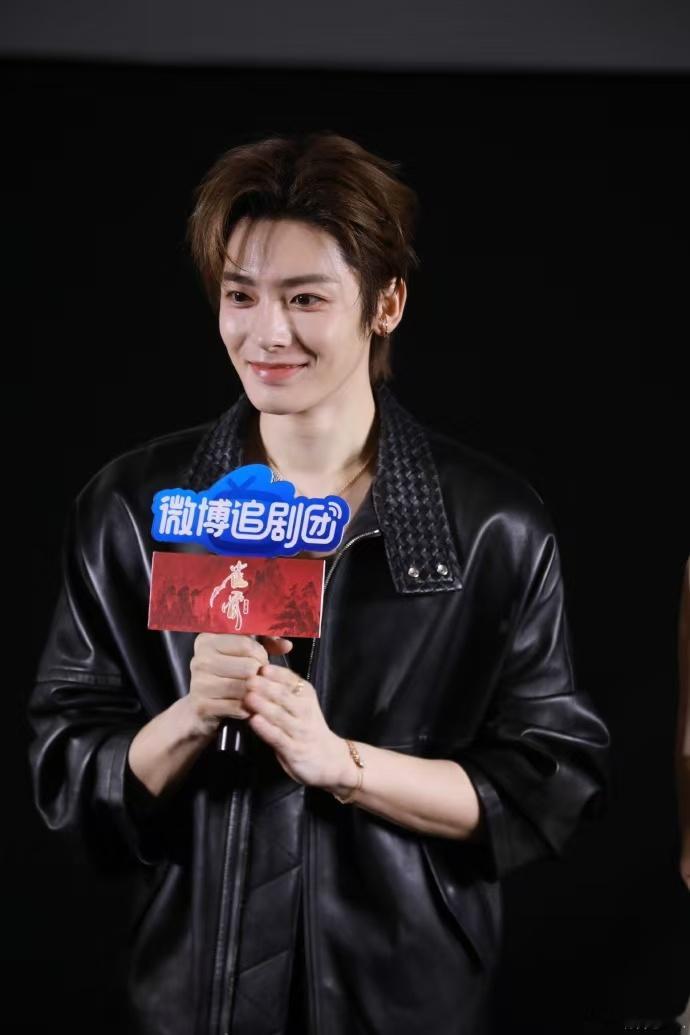侯明昊主动找素人合照谁不想跟侯明昊这样合影一次侯明昊主动合影，温柔真诚，颜值和人
