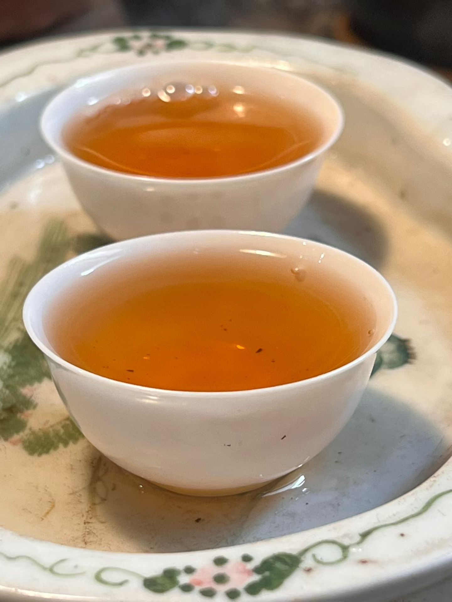 品茶赏器交友  高冲是躁，低斟是稳；急出是乱，慢出是定。 