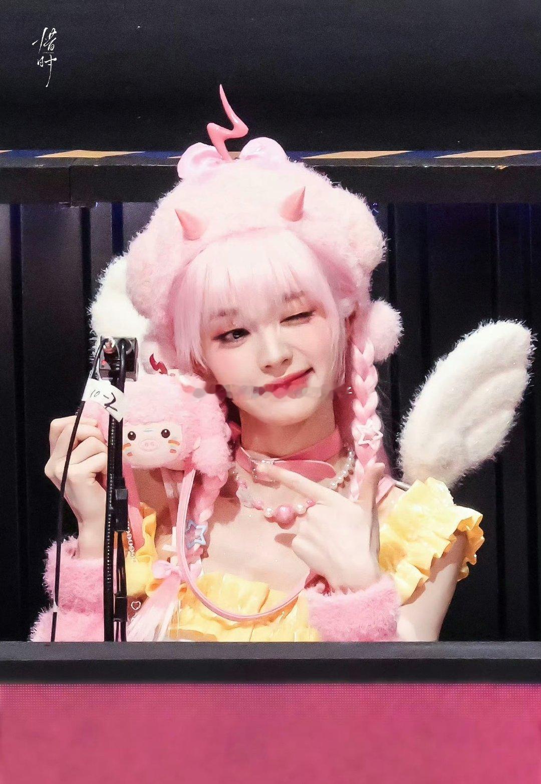 田曦薇蹦蹦跳跳上台和平精英刺激之夜活动里，田曦薇彻底出圈，没有刻意拿捏女明星端庄