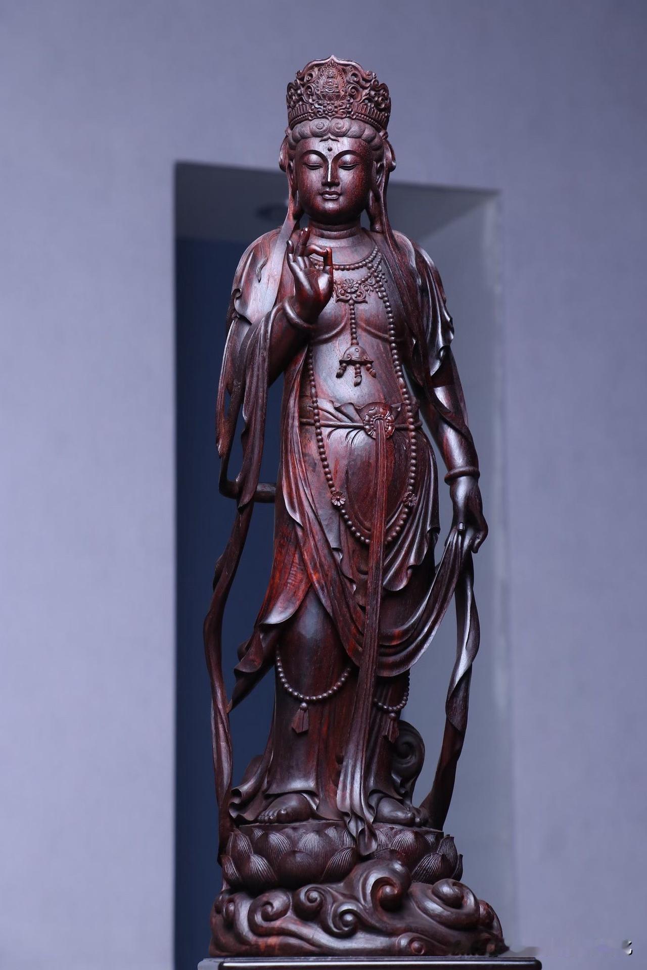 有些观音，是用来“看”的，
有些，是会让人慢下来的。

这尊紫檀立像，木色沉稳，