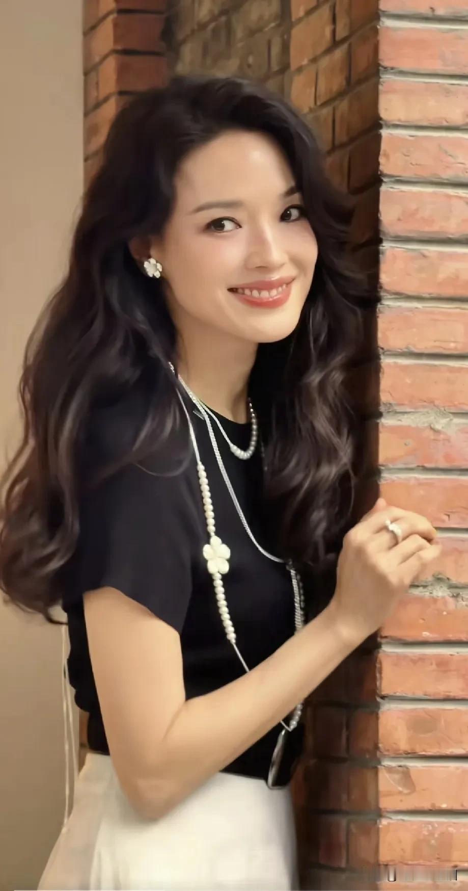你见过越老越好看的女人吗？
你见过49岁状态还这般好的吗？
你看她的怼脸拍，
在