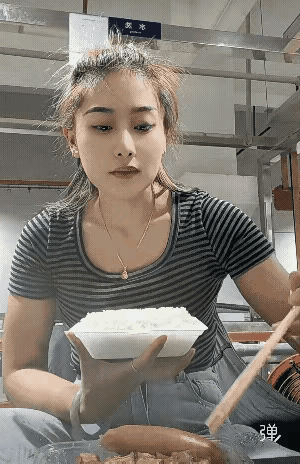 直接送进去了？
这得多长时间没有吃到香肠了？都说是嘴大吃四方，看她这樱桃小嘴，殊