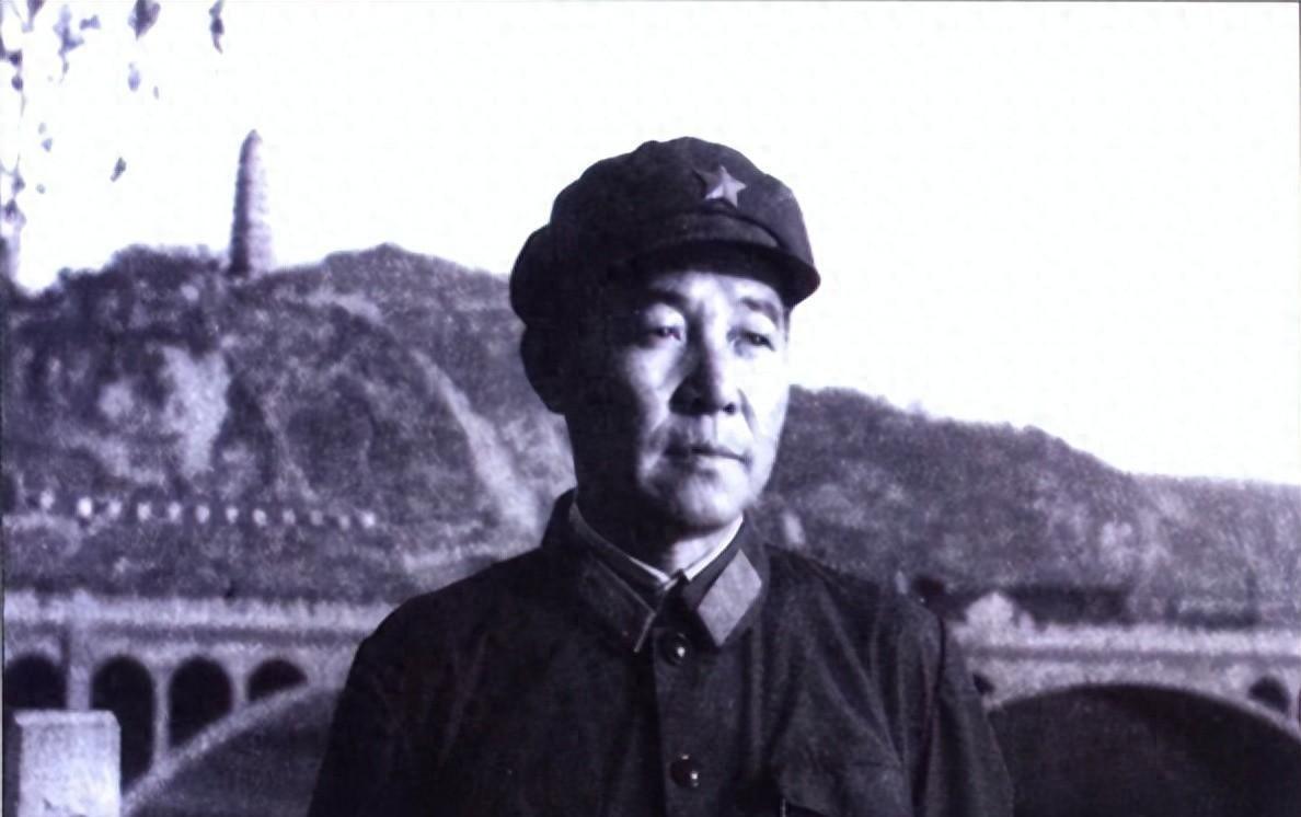 他被调离陆军，军长坦言并非军部决定，刘亚楼无奈发问为何不体谅自己的处境？
194