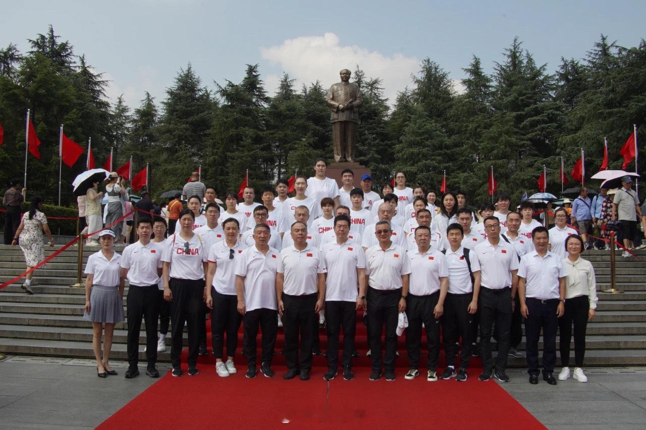 今天上午，中国女篮全体成员前往韶山毛泽东同志铜像广场，瞻仰毛泽东同志铜像并敬献花