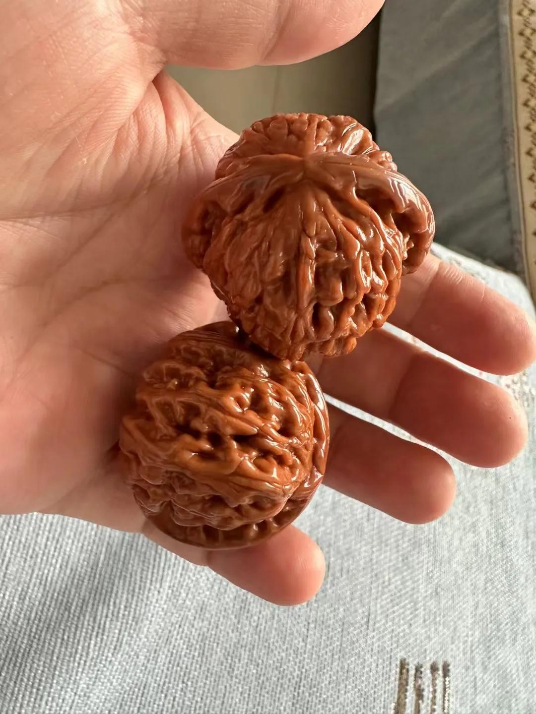 图一，我爸盘的核桃。

图二，我今年买的蜜蜡手串，猴头雕刻京八棱和便宜的菩提根1