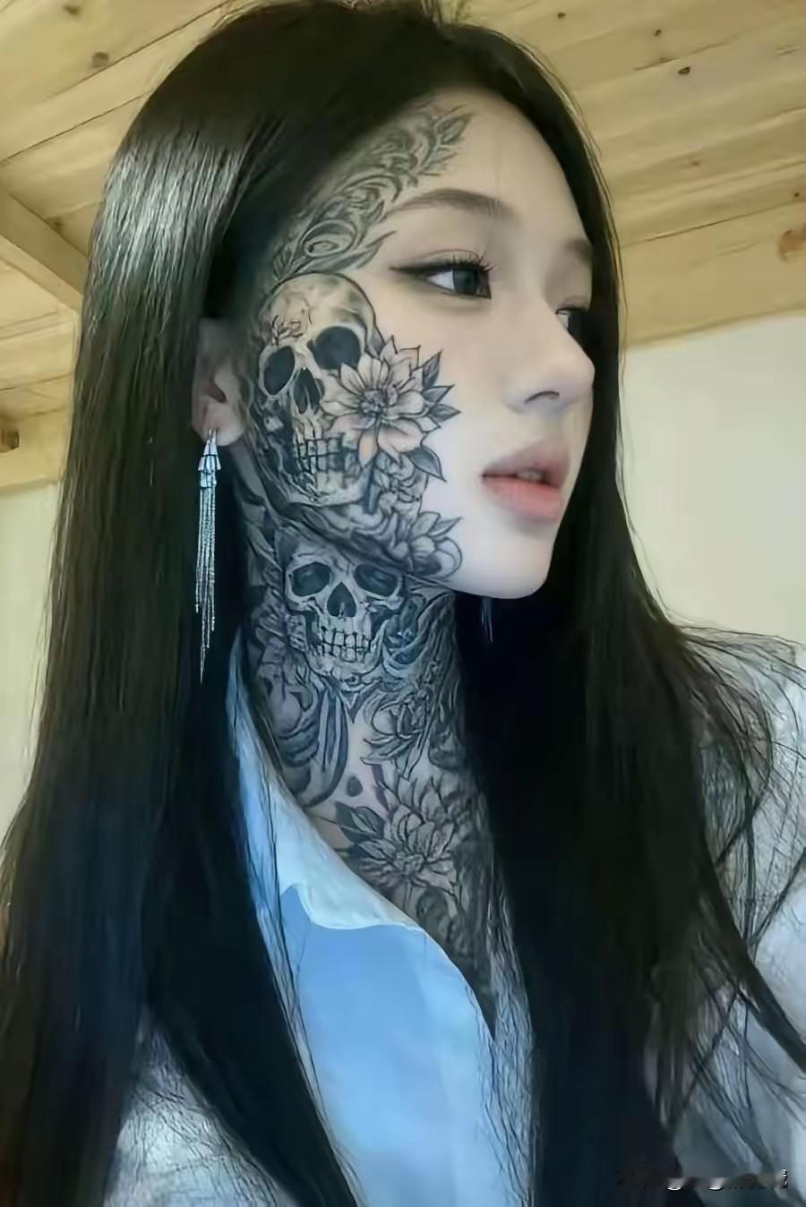 美女纹身！肌肤受制于父母，白白净净的皮肤干嘛纹身？别把老底给折腾没了。

咱们老