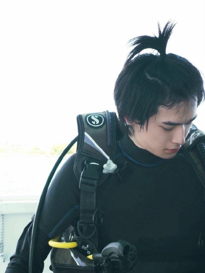 刘耀文侧过脸那一下刘耀文侧脸轮廓 你们有没有仔细看过他侧脸？我真的服了。下颌线利