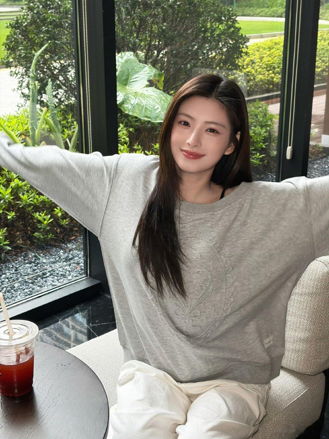 王怡人想和赵丽颖刘诗诗演姐妹王怡人谈作为演员前进道路上的航标 王怡人心中有光，把