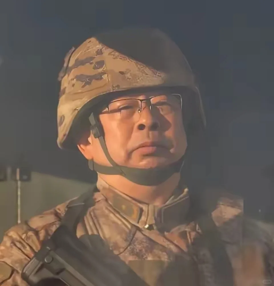 除夕夜将军替兵站岗，这种传承和担当，让人肃然起敬！从基层连长到将军，这...