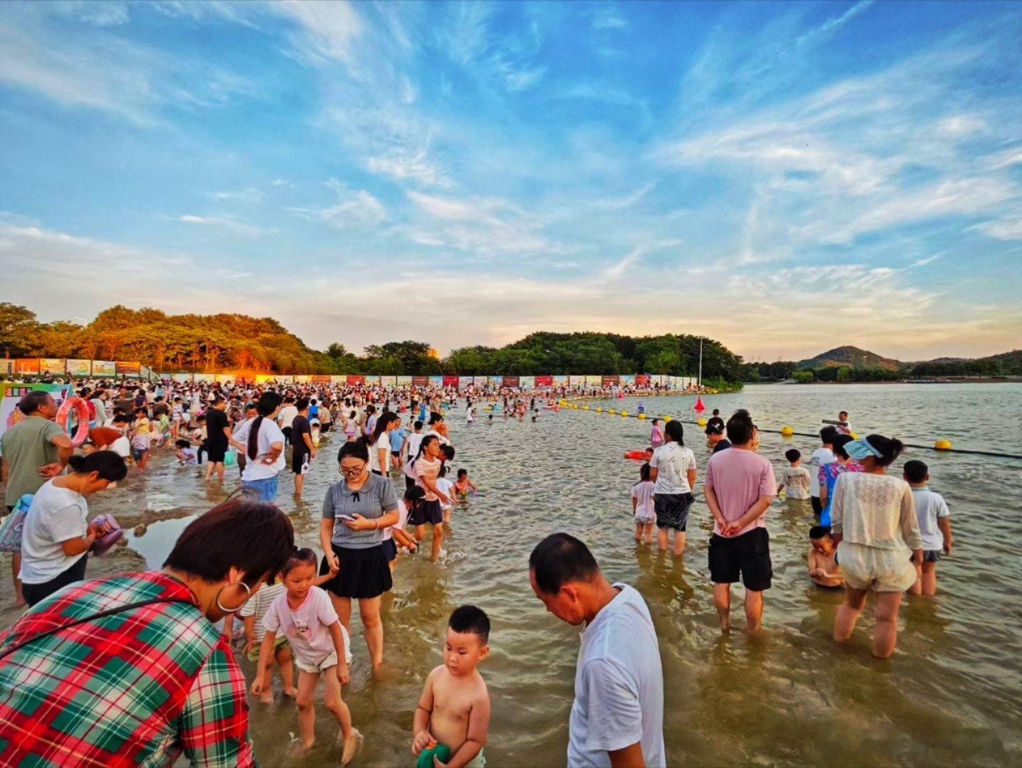 马鞍山秀山湖沙滩，人流如织……山美水美家乡美用眼睛寻找美丽江南天天拍好摄天下 马