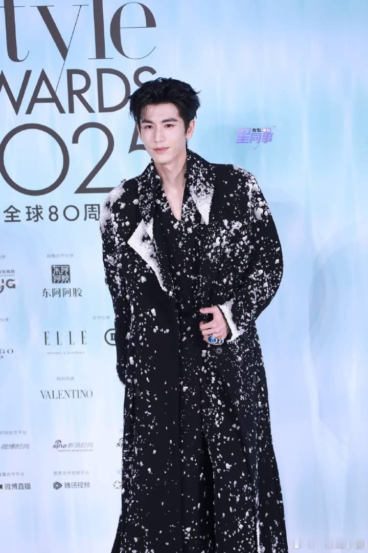 ELLE红毯张凌赫 大衣的神！太daddy了啊啊啊啊[色][色] ​​​