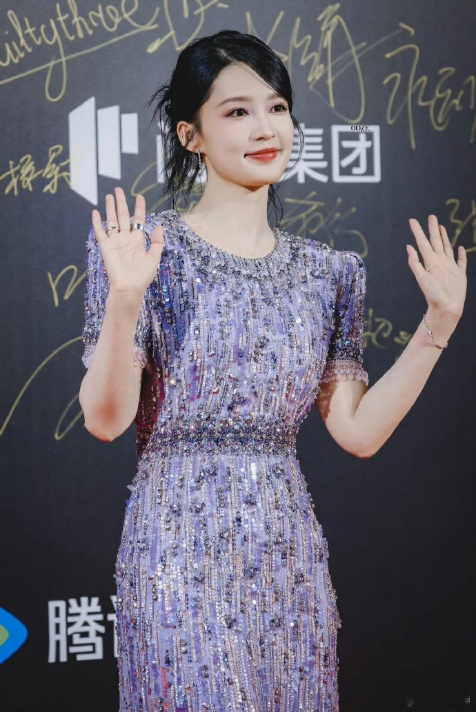 李沁出席活动，生图状态佳。一袭紫色造型亮相，尽显优雅气质，给人清新之感，十分吸睛