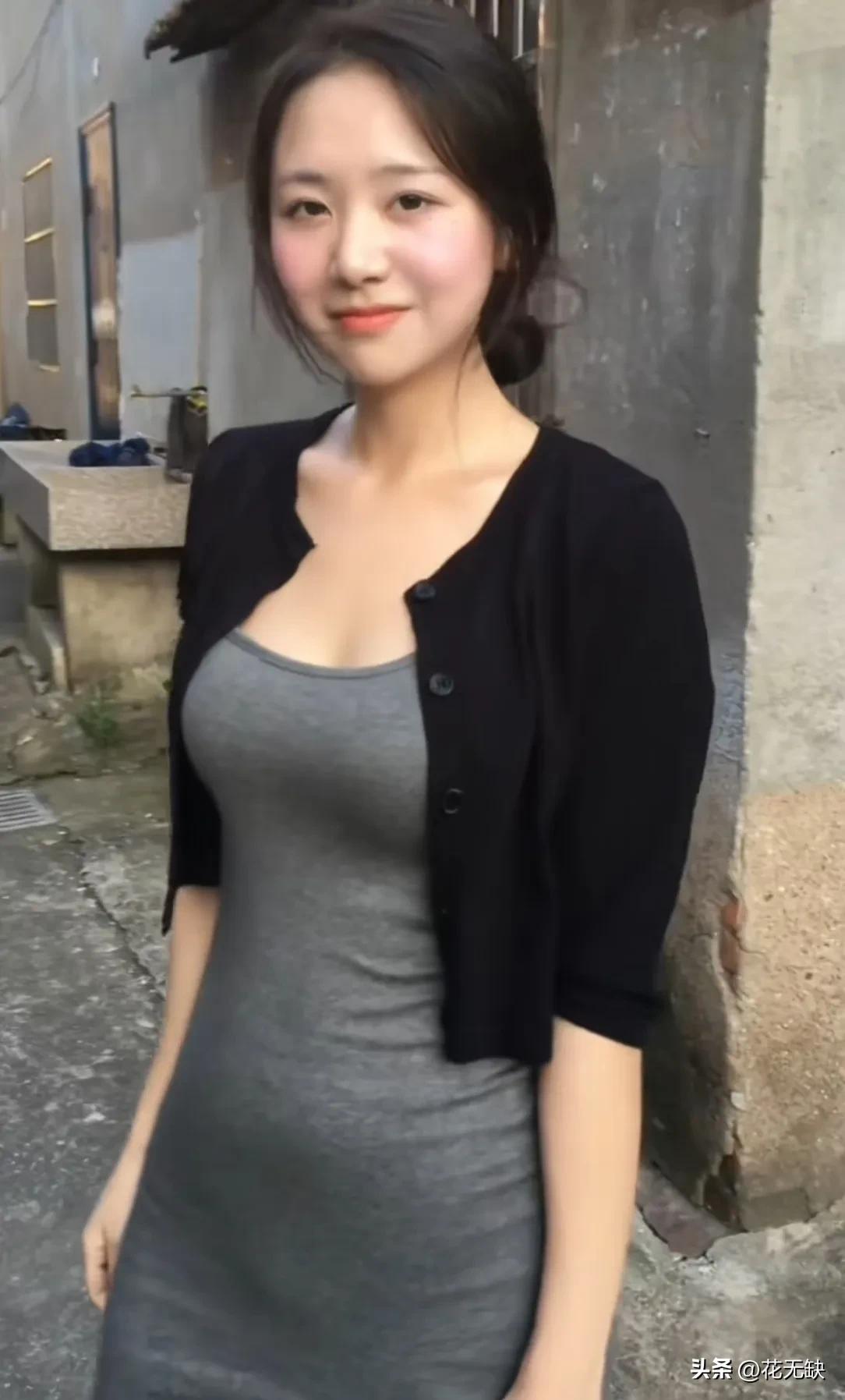有些女孩单论脸蛋儿完全说不上漂亮。但就是有女人味儿，就是妩媚动人，万种风情。