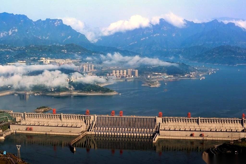 炸三峡。
就这三个字，隔三差五就被人拿出来，当个宝贝似的反复琢磨。
好像发现了什