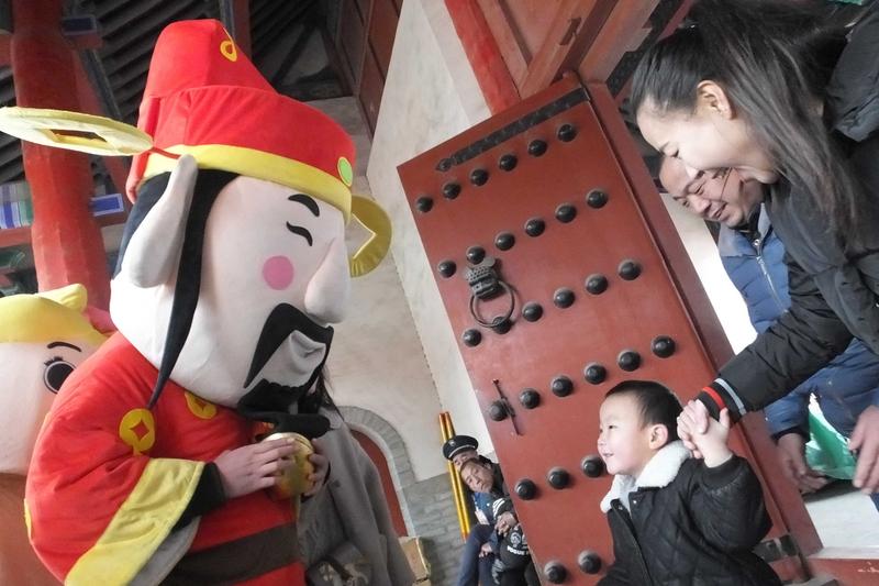 初五主要是迎财神啦。这一天想聚财，有不少讲究。首先要“赶”，一大早就得勤快起来，