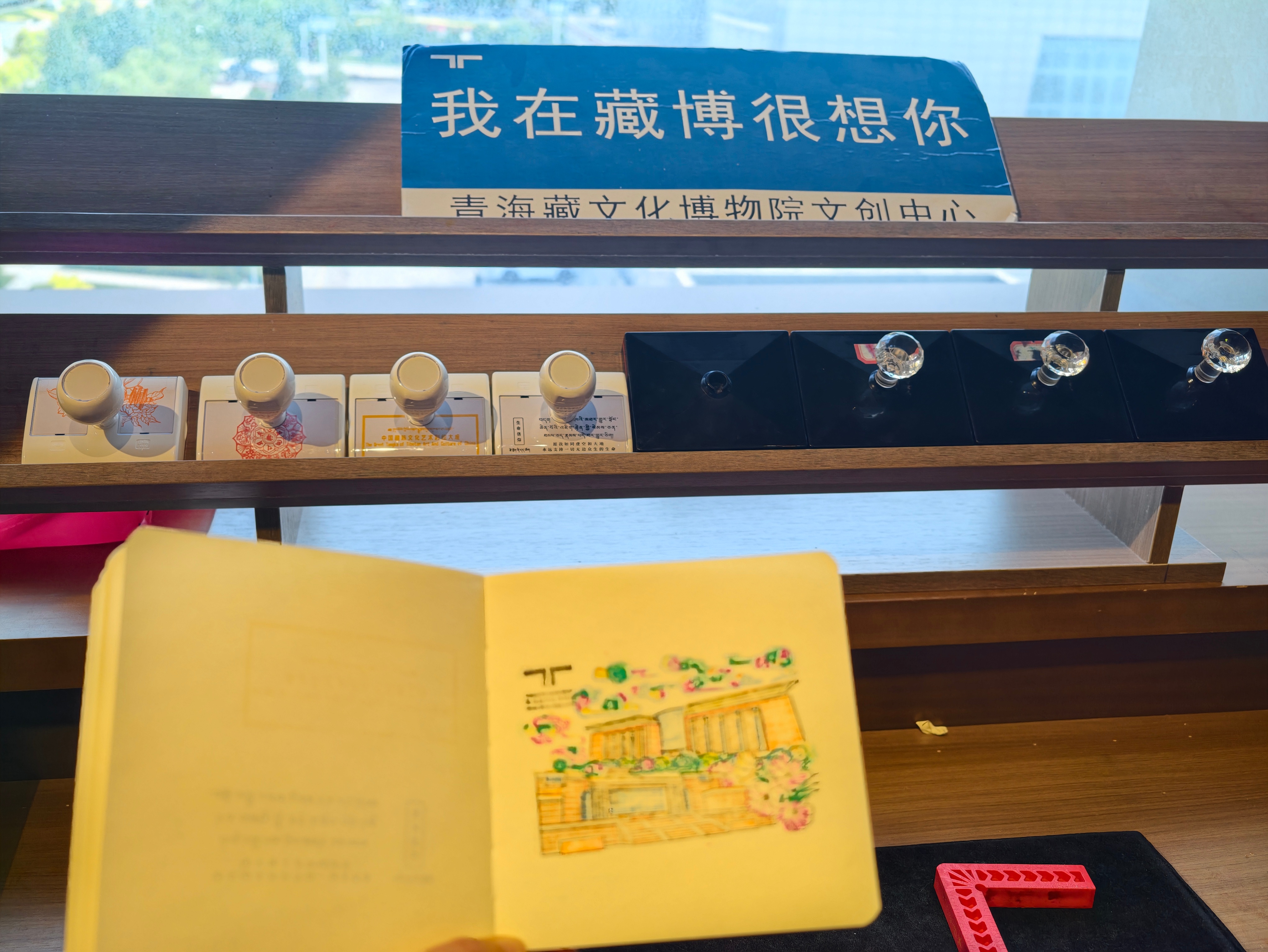 哨位妹在青海藏文化博物院体验了制作唐卡画唐卡真是体力活，要有耐心，细心还要有很强