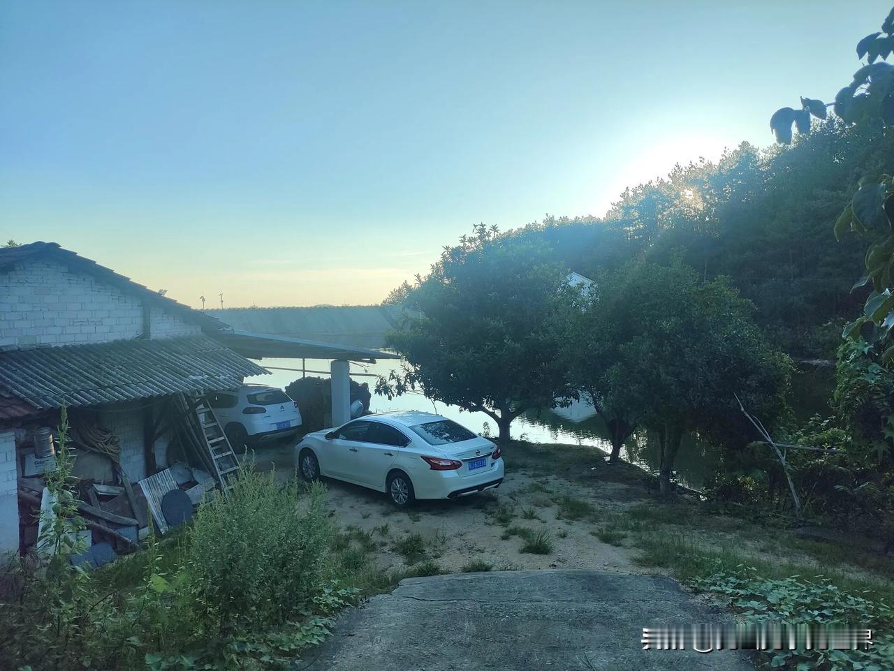 山居小憩

城里热浪炙人，连呼吸都像被火灼过。我们和大姐、二姐三家共6人，便仓皇