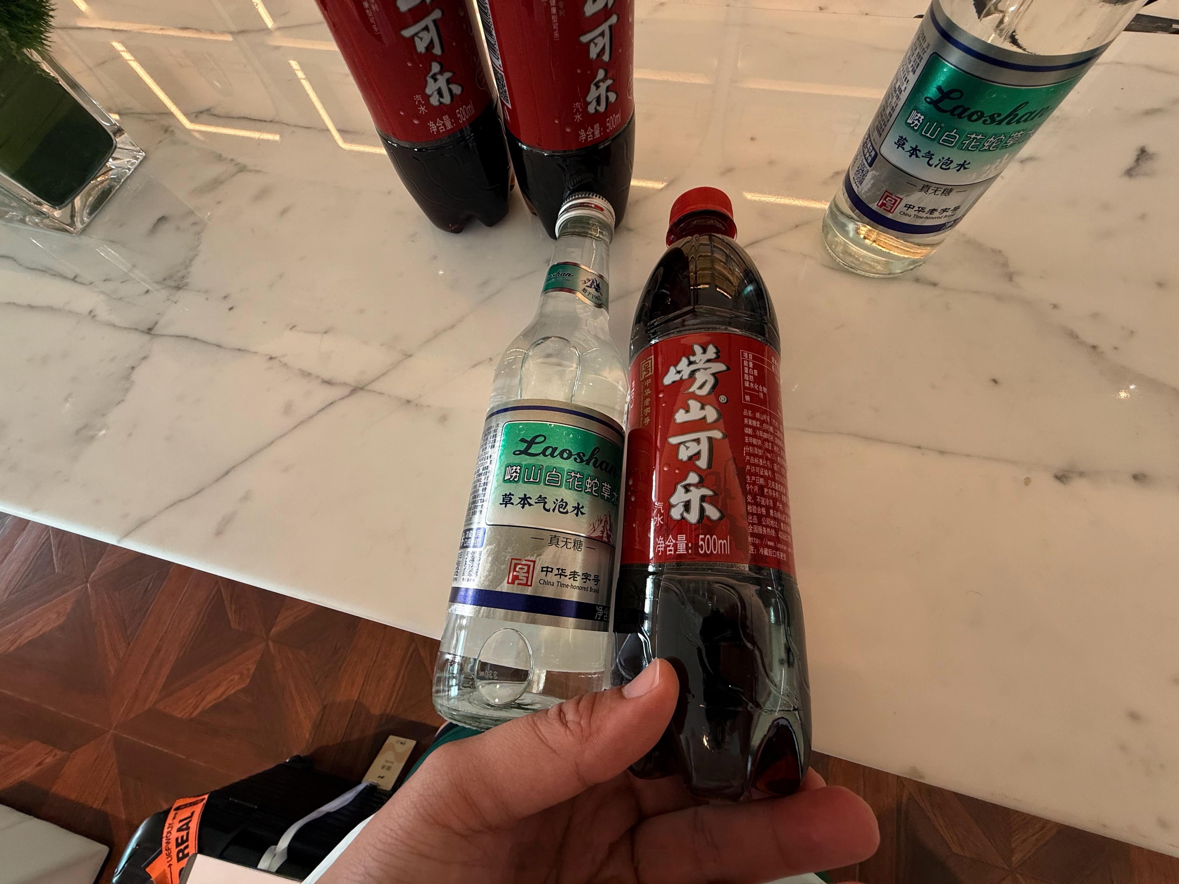 崂山二件套！感觉蛇草水是不是改良了？没有原来味道冲，还挺好喝哈哈哈哈  ​​​