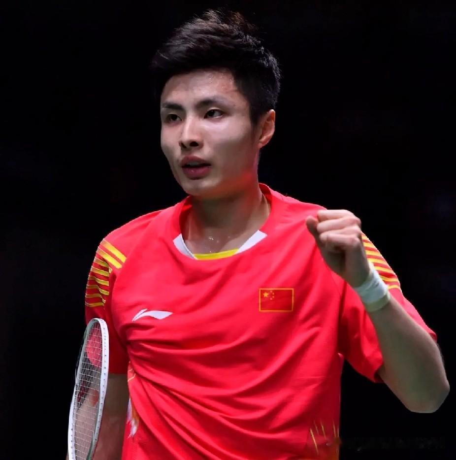 世界羽毛球巡回总决赛男单半决赛：石宇奇VS昆拉武特。
  第一局石宇奇8：7领先