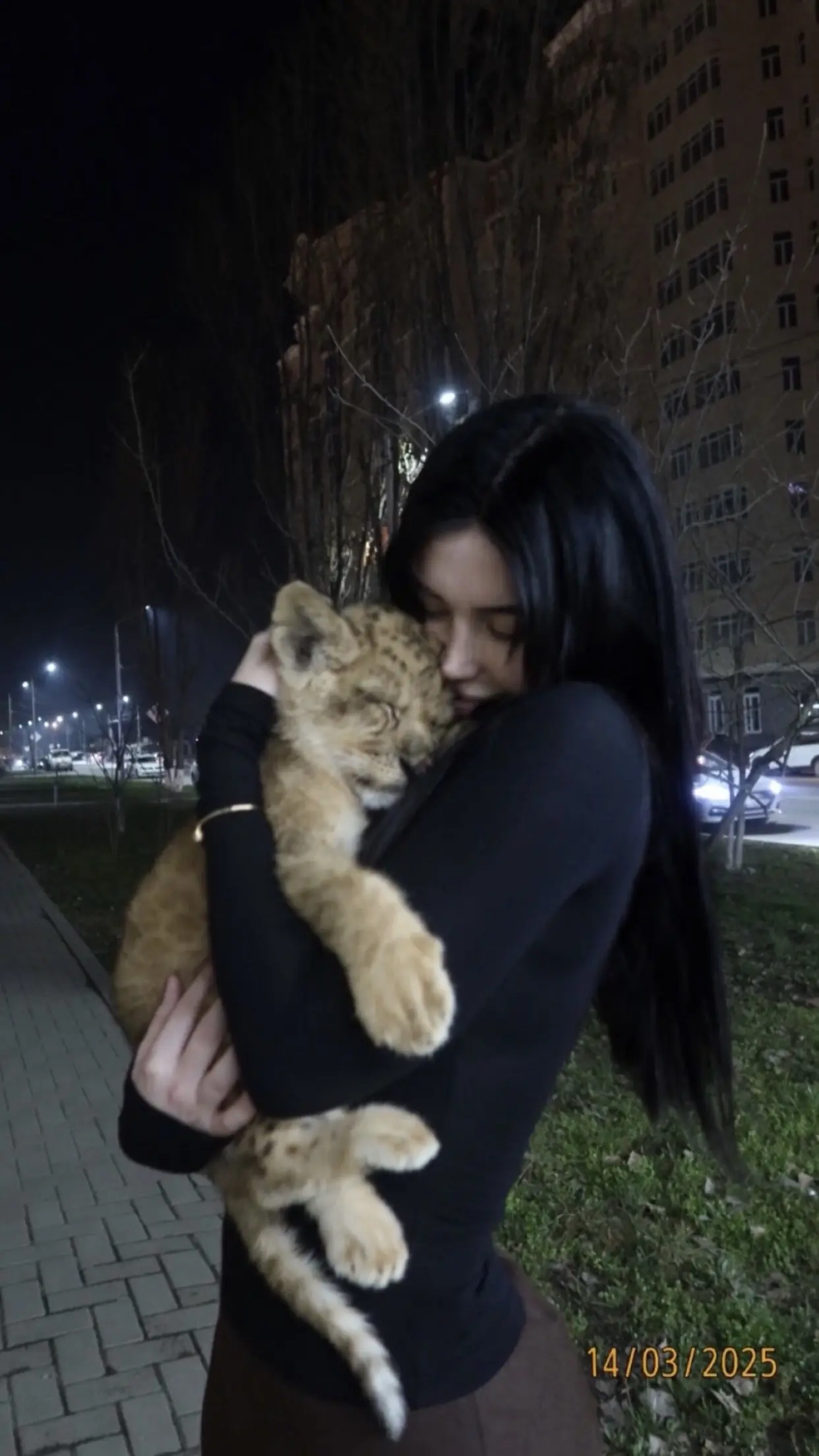 点开最近和亚当互关的女生。然后点开快拍，果然和亚当交朋友的都挺抽象😂