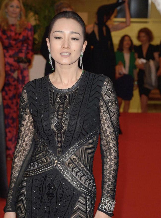 演员，巩俐说，我家里四个姐姐哥哥，我是最后一个，本来妈妈已经不想要了，隔着十几年
