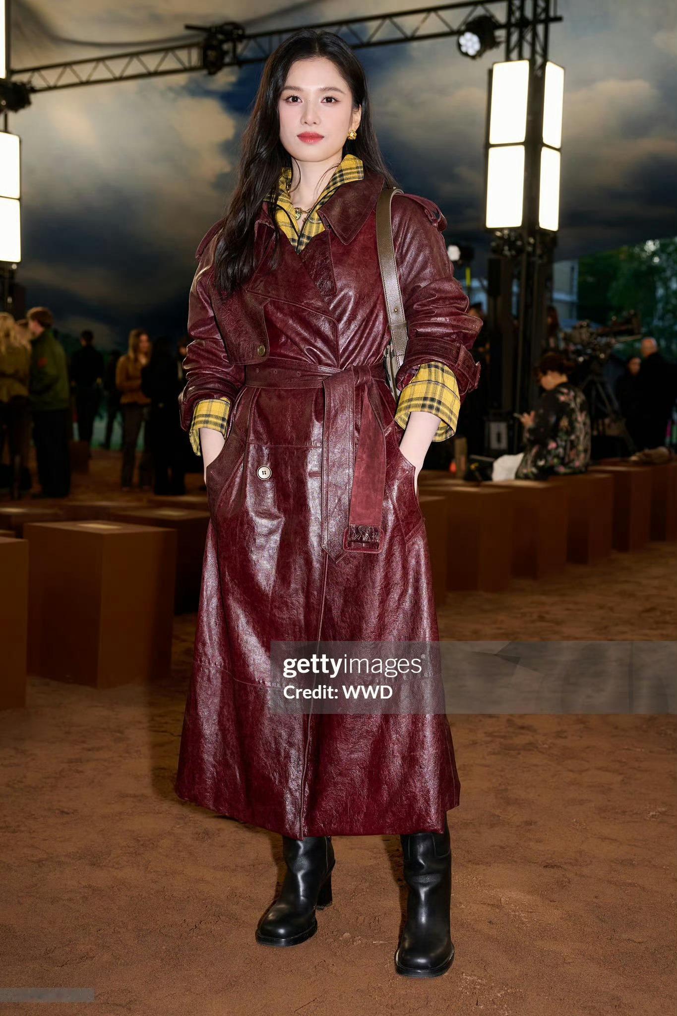 张婧仪确认出席伦敦时装周让你喜欢张婧仪，真以为害你似的。张婧仪两年三场伦敦时装周