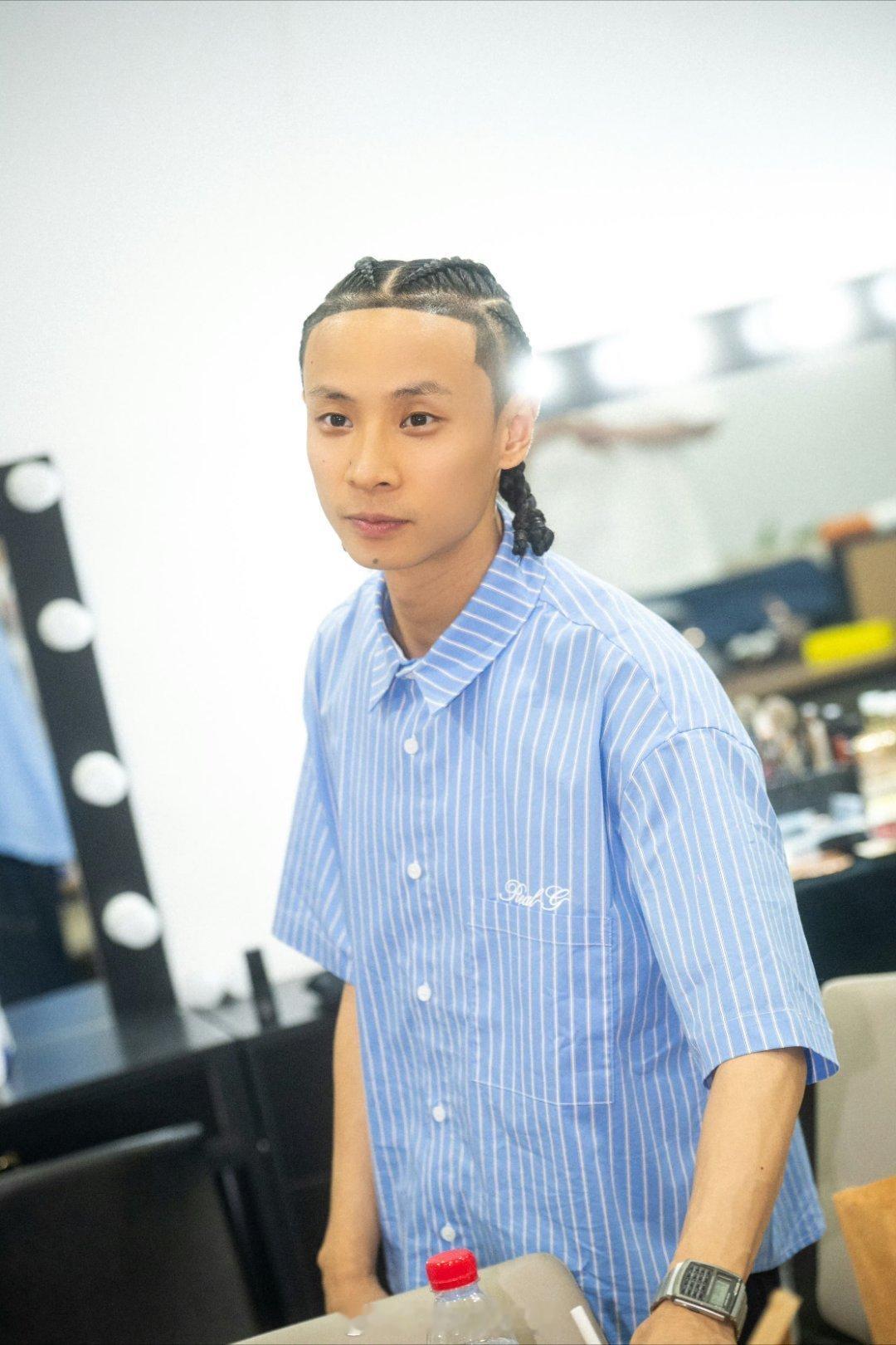 布瑞吉绿拖把发型爷青回了布瑞吉小白合照今夕是何年谁能不被布瑞吉经典绿毛造型打动，