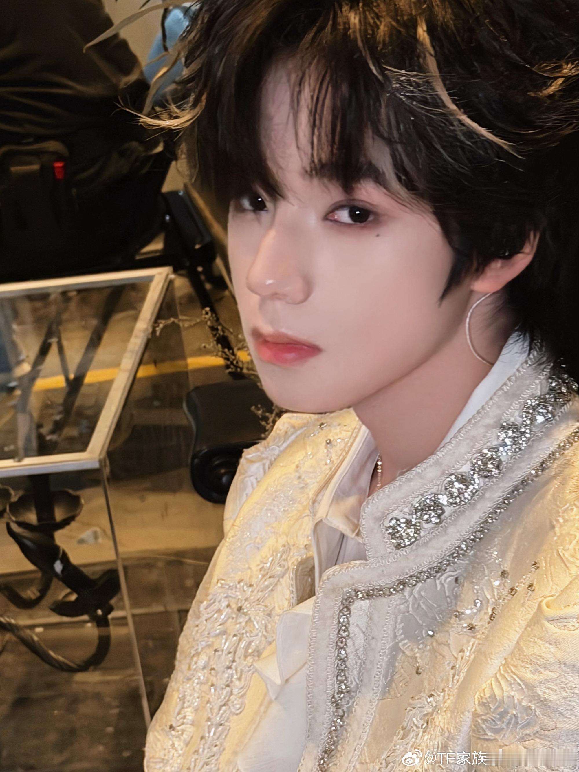 曝王橹杰私联昨天我们的少年时代2刚开机，今天王橹杰就被曝出私联，而且也没有石锤的