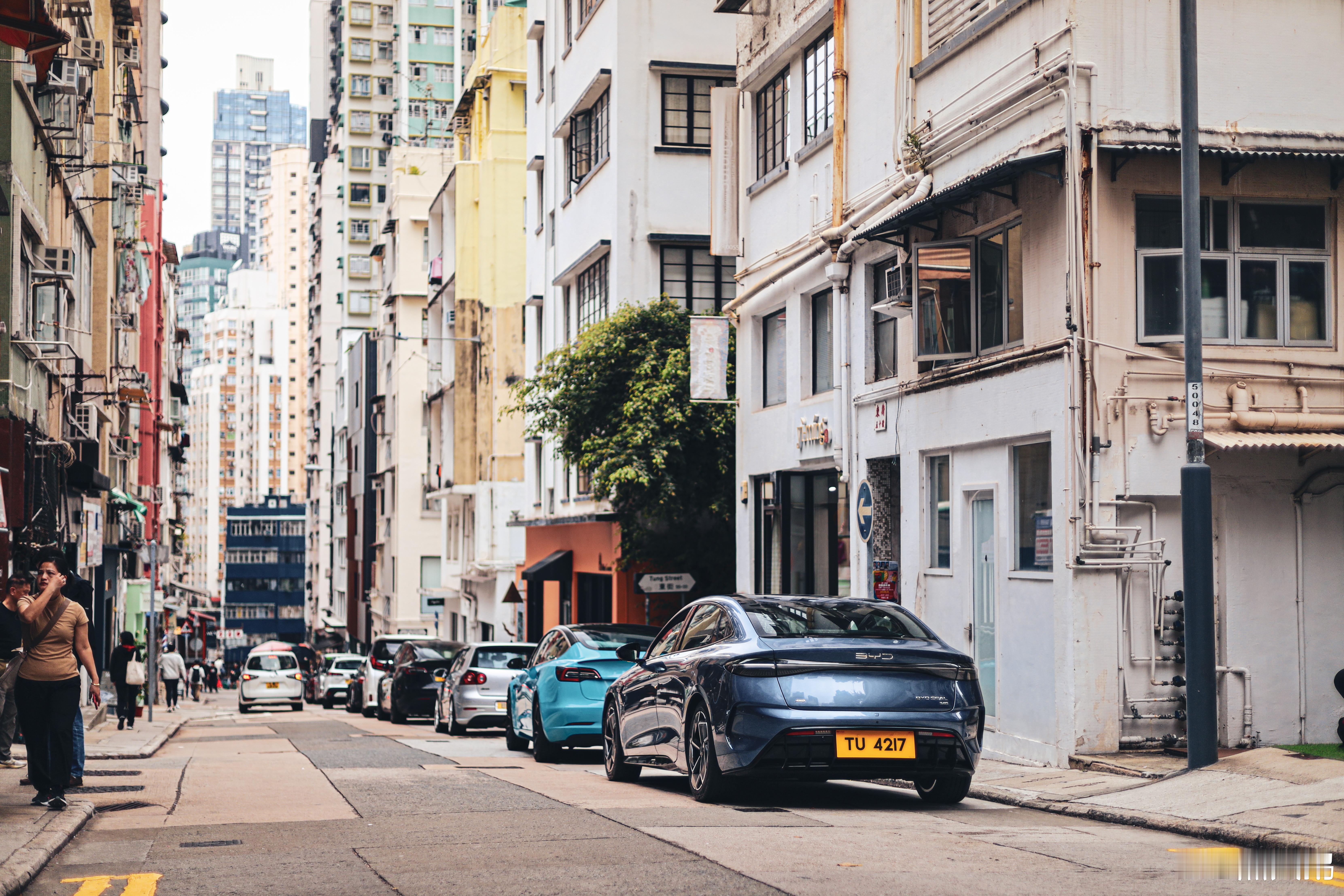 上环City Walk的时候，街上静静地停着比亚迪海豹Seal，特斯拉Model