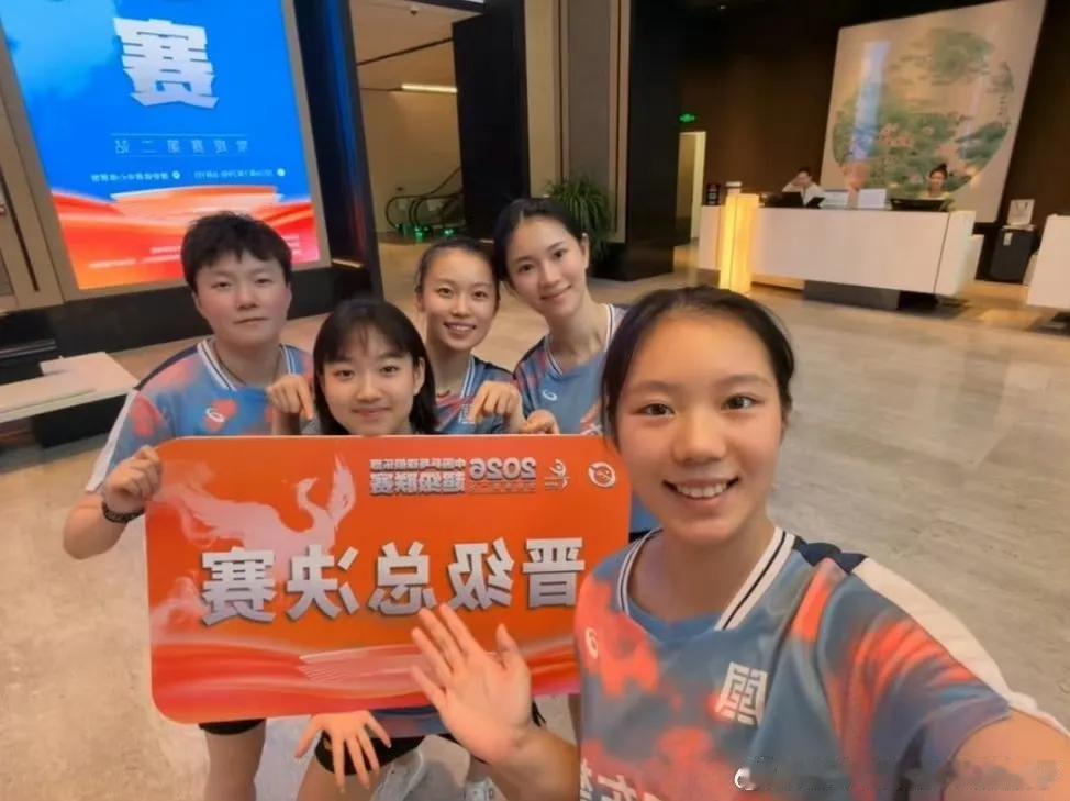 黄石女队8一3深圳大学，晋级总决赛大家非常开心合影留念论实力她们不如深圳大学，但