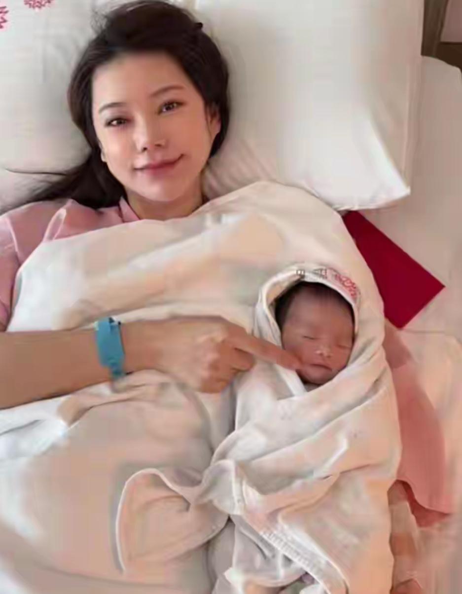 马筱梅产后首露脸！用手指着儿子小脸蛋，汪大爷抱了一夜不肯放手娱乐 明星