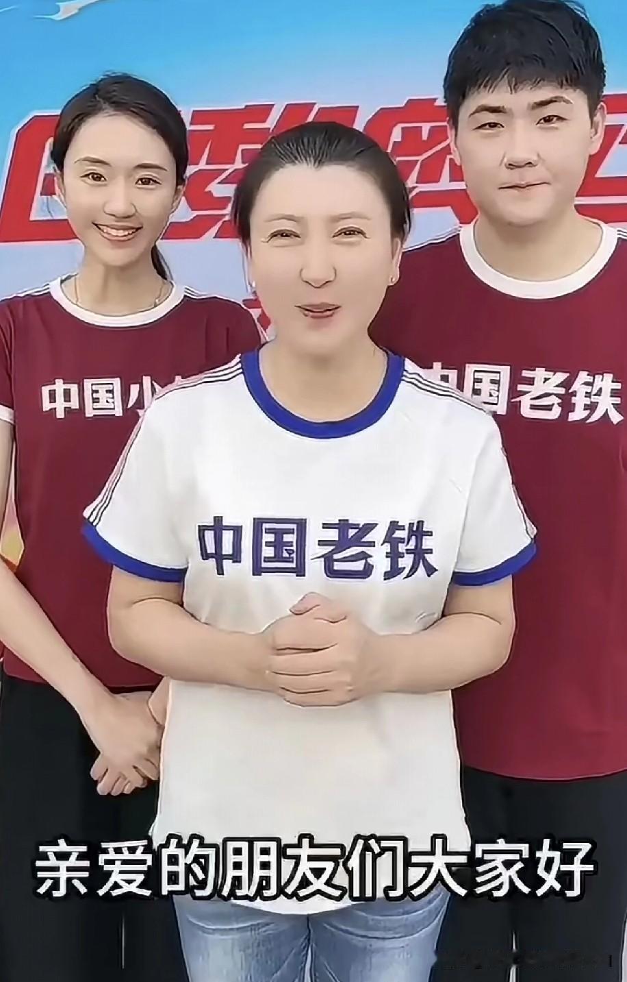 闫学晶带着帅气的儿子、美丽的儿媳和女儿挥舞双拳，为出征的体育健儿加油助威。她说：