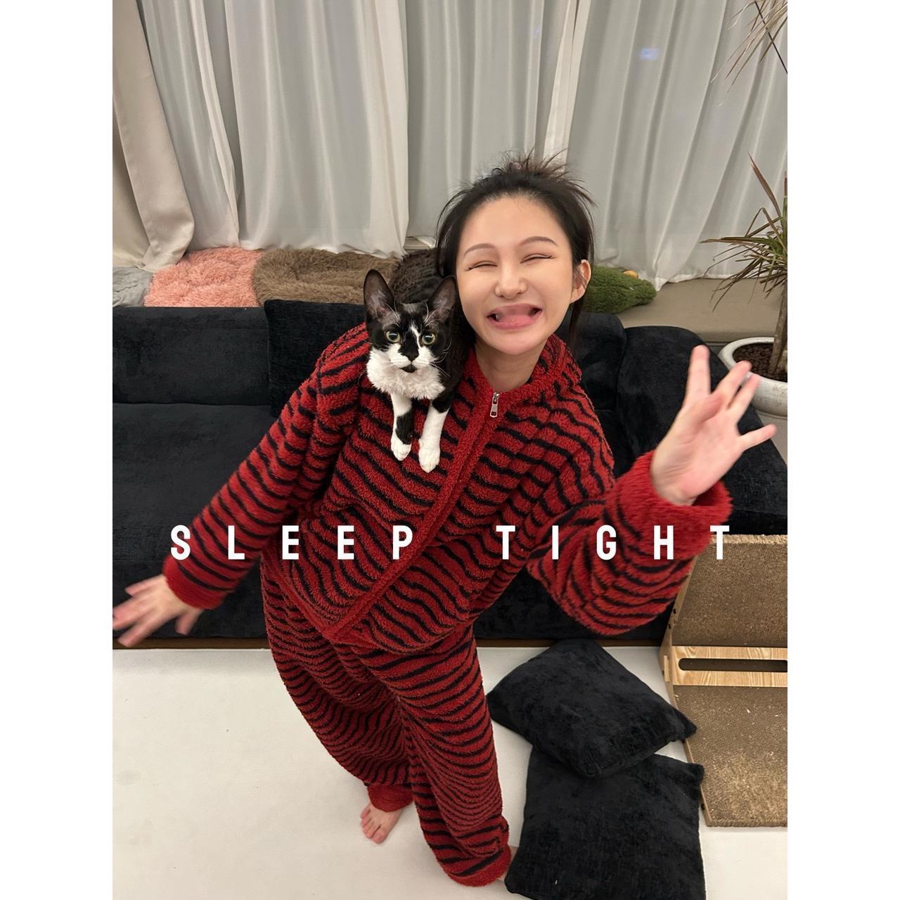冬季必备的珊瑚绒睡衣来啦！这款红色条纹加绒保暖套装，不仅舒适温暖，还能轻松穿出时