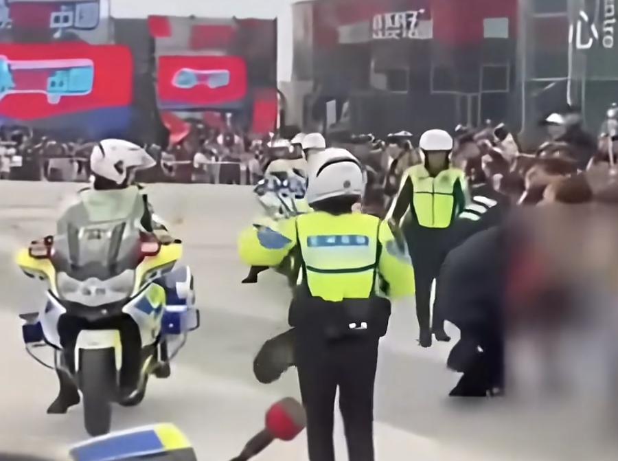 你技能表演翻车不可怕，可怕的是你撞倒人之后，竟然是第一时间看车。
在苏州当地举办