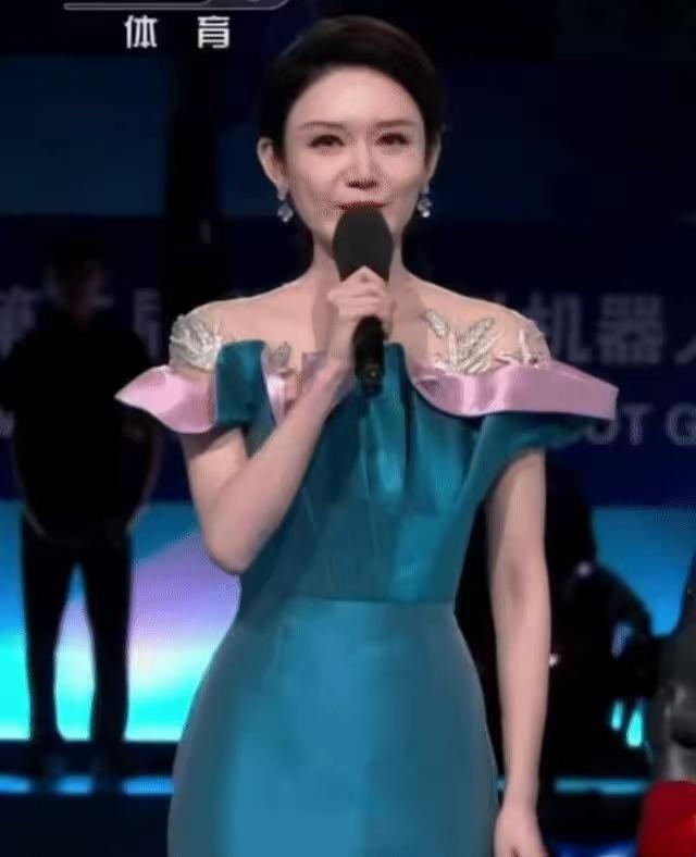 龙洋亮相人形机器人运动会，一袭蓝色礼服裙优雅大气。冰冷硬核的科技赛场，因为这份温