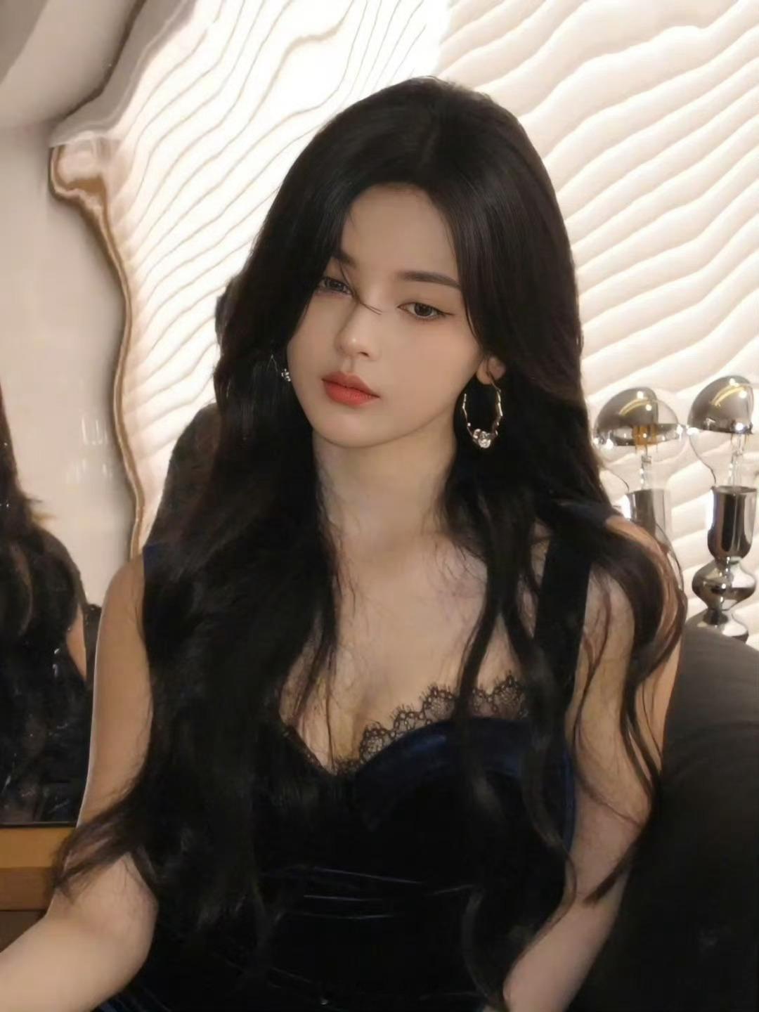 杨超越近期竟然突变，如今穿上蕾丝裙表现出女人该有的魅力！  ​​​