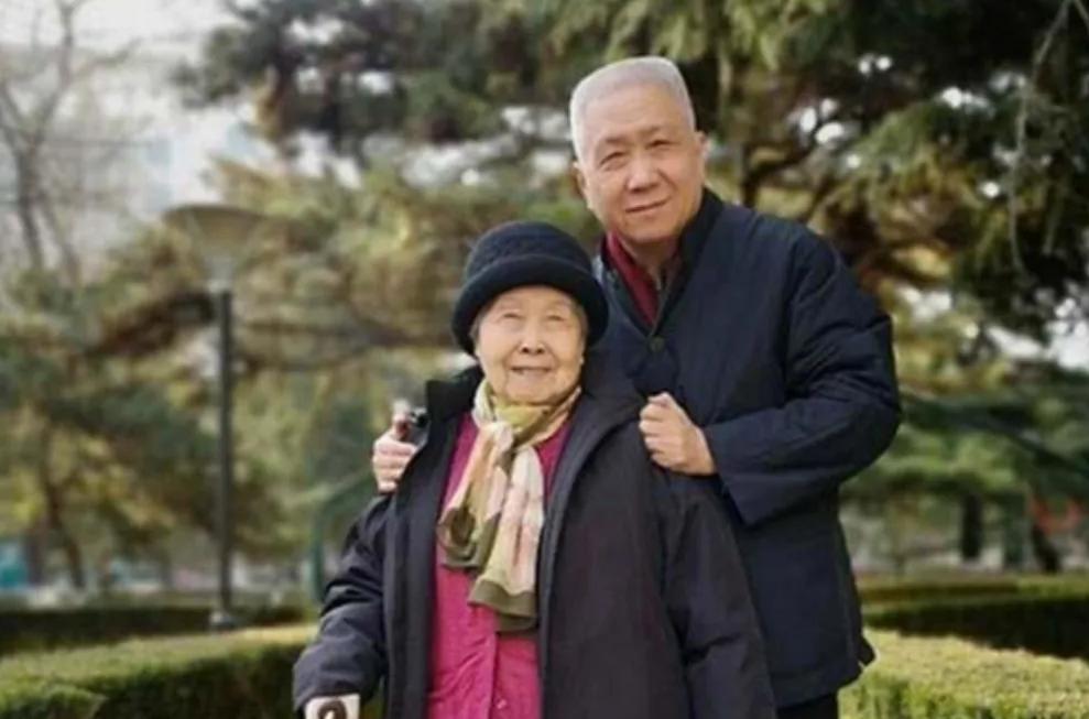 一次，主持人问马未都：“你身价至少100亿，你的母亲肯定为你感到骄傲自豪。”马未